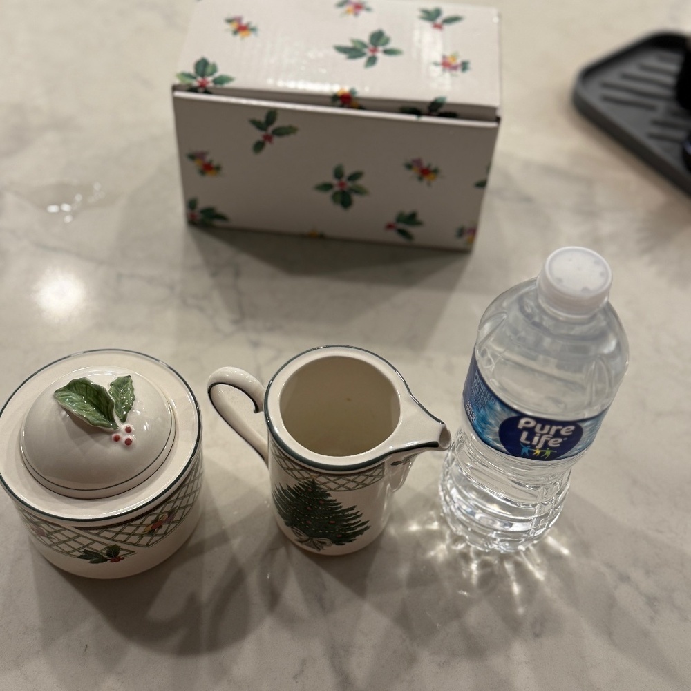 Mikasa Christmas Sugar Bowl and Creamer EUC - Picture 5 of 10